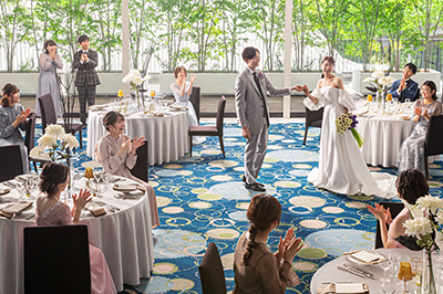 水と波紋でゲストとの笑顔の広がりを表現