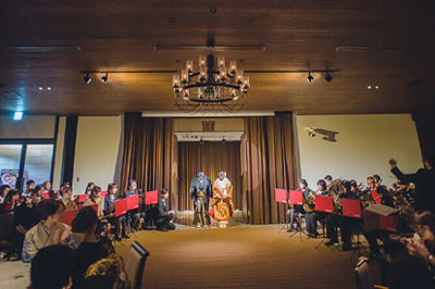 二人が出会ったオーケストラをバックに